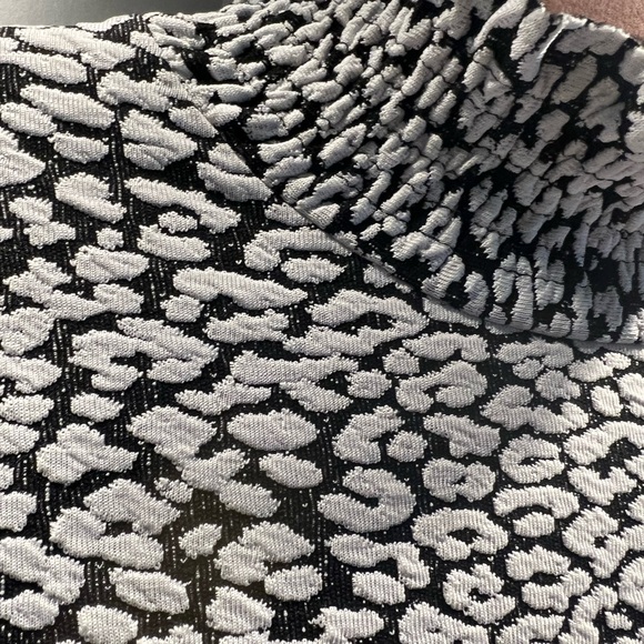 *Like New* ZARA Short Sleeve Shirt Stretchy Top Black and White US Size Medium - Picture 4 of 8